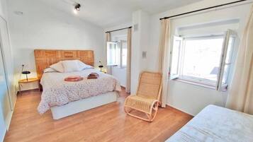 3 dormitorios, tabla de planchar con plancha, cuna de viaje