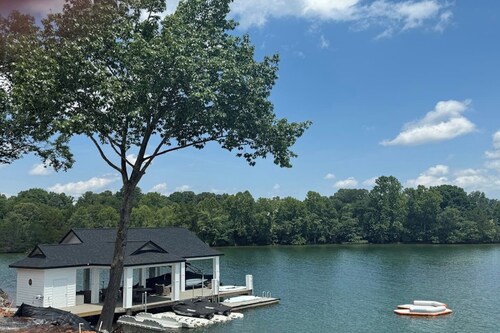 Suite Retreat - Smith Mountain Lake Resort Home