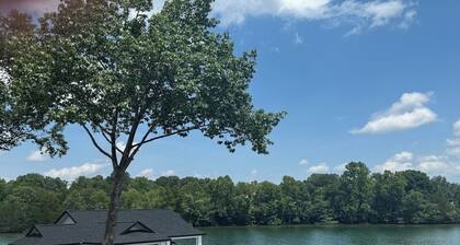 Suite Retreat - Smith Mountain Lake Resort Home
