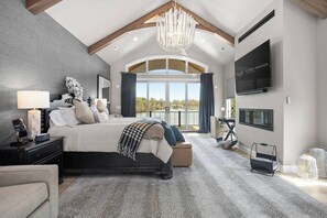 Escritorio, tabla de planchar con plancha, wifi y ropa de cama