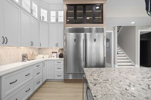 Réfrigérateur, four à micro-ondes, un four, surface de cuisson