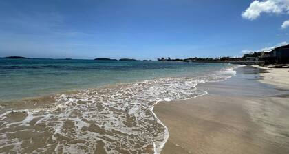 Spacious 4-bedroom villa in wonderful Vega Baja w WiFi, AC, Small Pool, Hot Tub