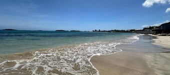 Spacious 4-bedroom villa in wonderful Vega Baja w WiFi, AC, Small Pool, Hot Tub