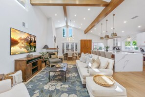 Smart TV, fireplace