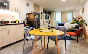 Dining - Loft with 2 beds and garden view (Medellín)