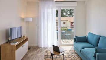 經典公寓 | 起居區 | 32-吋平面電視,提供數位頻道