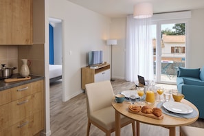 Free WiFi, bed sheets - Quality Suites Cholet (Cholet)