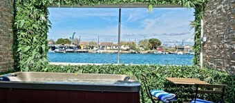 Private Jacuzzi with sea view - quiet, cosy suite
