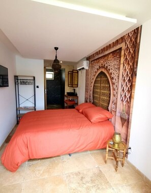 1 bedroom, iron/ironing board, WiFi, bed sheets - Private Jacuzzi with sea view - quiet, cosy suite (Port-Saint-Louis-du-Rhône)