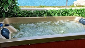 Bain à remous extérieur