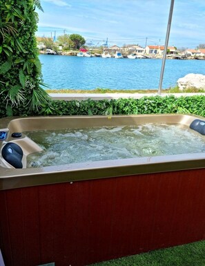 Outdoor spa tub - Private Jacuzzi with sea view - quiet, cosy suite (Port-Saint-Louis-du-Rhône)