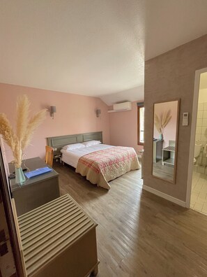 Unclassified image, 4 of 12, button - Maison Legate (Saint-Beauzire)