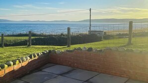 Eine Terrasse mit Blick auf das Meer und die Ferne.