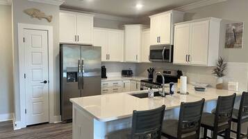 CafetiĂšre/bouilloire, batterie de cuisine, vaisselle et ustensiles