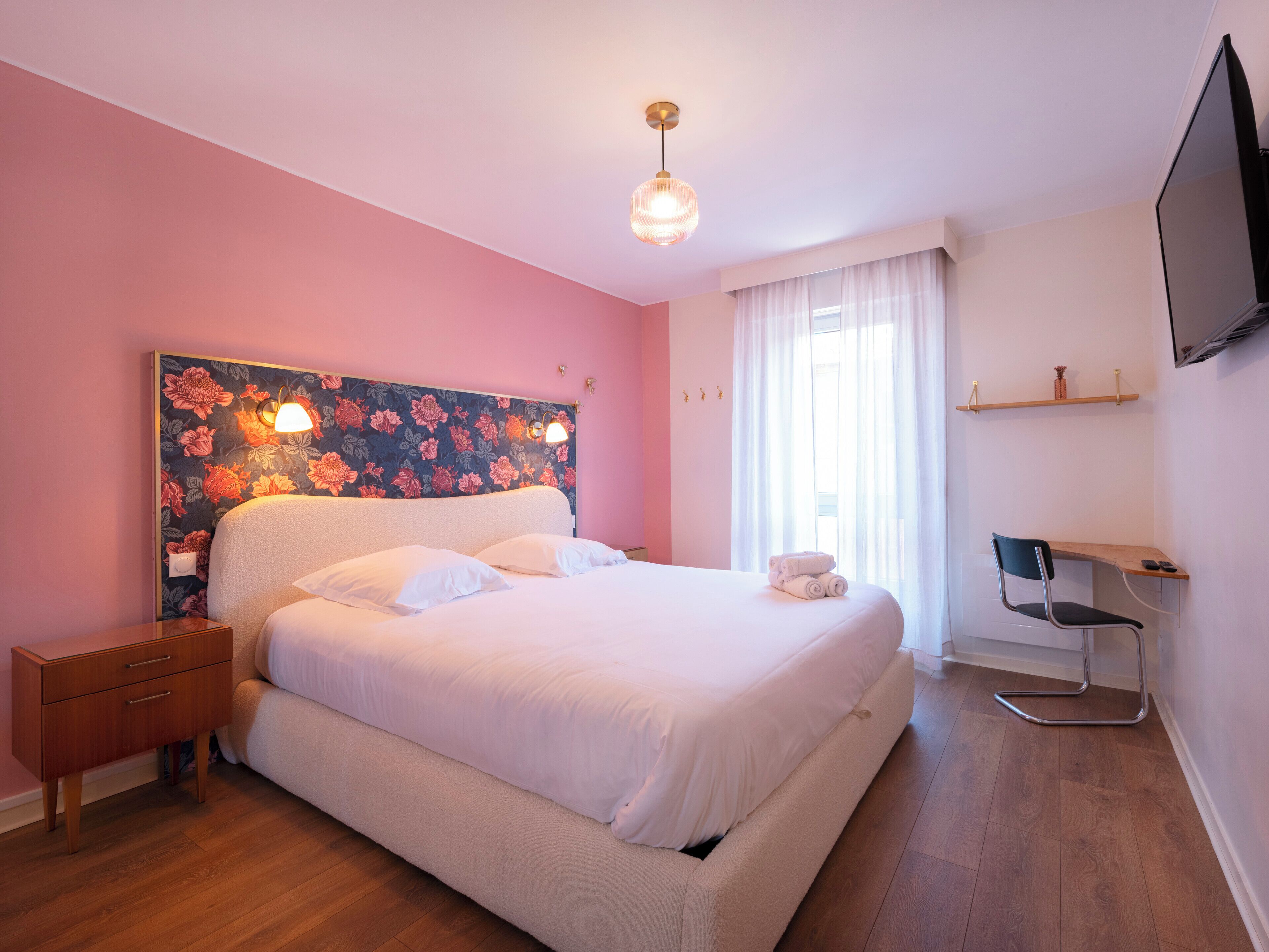 1 habitación, tabla de planchar con plancha, cuna de viaje y wifi 