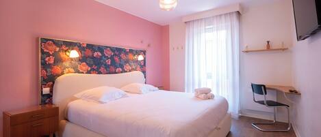 1 habitación, tabla de planchar con plancha, cuna de viaje y wifi