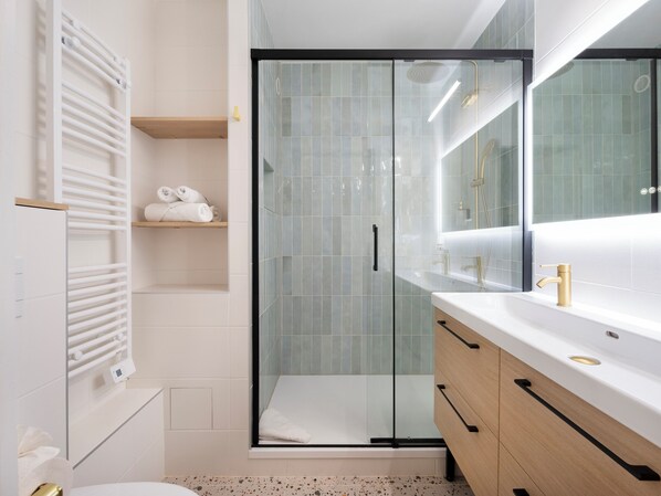 Shower, hair dryer, towels