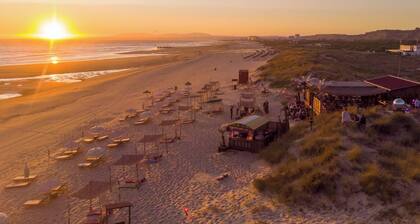 Summer house with pool & garden, 5m ride to Caparica beach