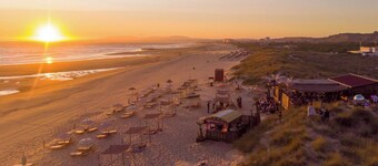 Summer house with pool & garden, 5m ride to Caparica beach