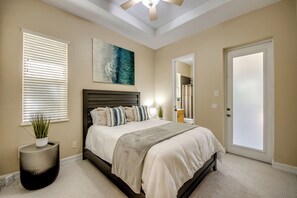 3 bedrooms, travel cot, free WiFi, bed sheets - Ample 3 BR/ 3 bath waterfront Villa with 2 suites, heated pool, kayaks, pool table, fishing poles (Cape Coral)