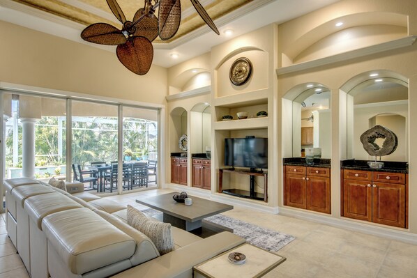 Smart TV - Ample 3 BR/ 3 bath waterfront Villa with 2 suites, heated pool, kayaks, pool table, fishing poles (Cape Coral)