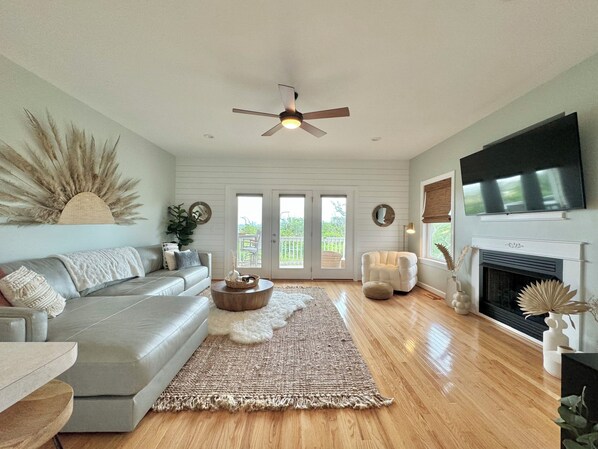 Living area - The Vida Sol! Steps to the Ocean. Sound views, Sunsets, Pier + Kayak launch (North Topsail Beach)