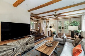 TV connectée, cheminée, chaîne hi-fi