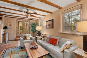 TV connectée, cheminée, chaîne hi-fi