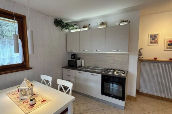 Micro-ondes, four, plaque de cuisson, serviettes en papier