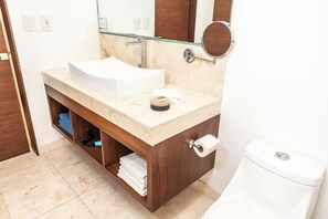 Douche, serviettes fournies, papier toilette