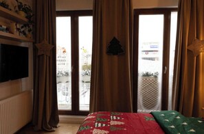 Tabla de planchar con plancha, wifi, ropa de cama