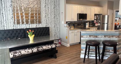 3-bedroom townhome ten minutes from UT campus three 55" tvs + private patio