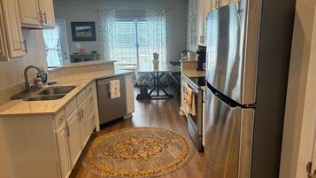 Mikrobølgeovn, ovn, kokeplater og oppvaskmaskin