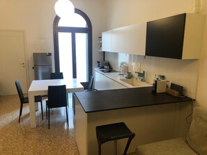 Apartemen, pemandangan kebun | Dapur pribadi | Ketel listrik dan pemanggang roti