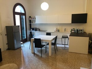 Apartment, Gartenblick | Wohnbereich | Flachbildfernseher