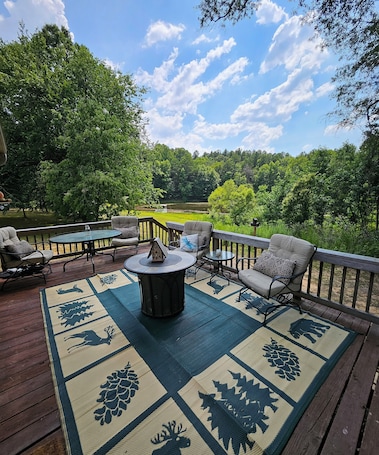 Terrace/patio. Charming 1-bedroom country getaway in serene Salisbury