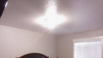 3 bedrooms, in-room safe, desk, iron/ironing board