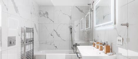 Haartrockner, Handtücher, Seife, Shampoo