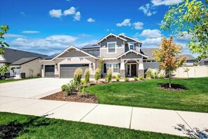 Exterior - Gym. Kid Friendly. Adults Retreat. Bedroom TV's Pullout Couch. Private. Spa Tub. (Boise)