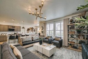 Smart TV, books - Gym. Kid Friendly. Adults Retreat. Bedroom TV's Pullout Couch. Private. Spa Tub. (Boise)