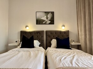 Tabla de planchar con plancha, internet y ropa de cama 