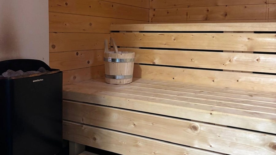 Ski-in Chalet With hot tub and Sauna