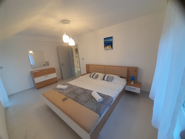 3 bedrooms, iron/ironing board, WiFi, bed sheets