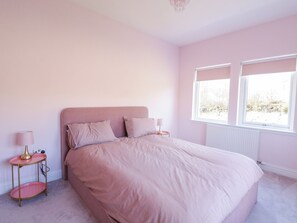 5 makuuhuonetta, yksilöllisesti sisustettu, yksilöllisesti kalustettu