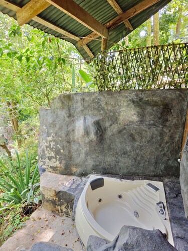 A cabin by the river, perfect for disconnecting from reality and resting.