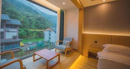 Shennongjia Zailu Hotel (Dajiuhu Pingqian Ancient Town)