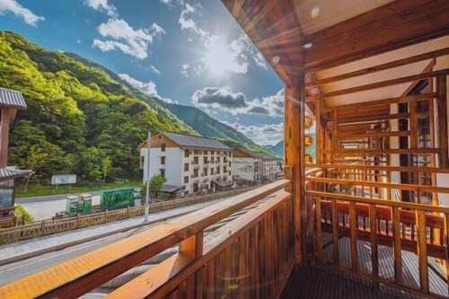 Shennongjia Zailu Hotel (Dajiuhu Pingqian Ancient Town)