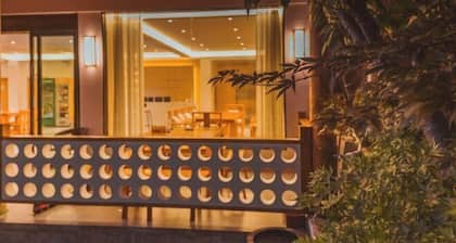 Shennongjia Zailu Hotel (Dajiuhu Pingqian Ancient Town)