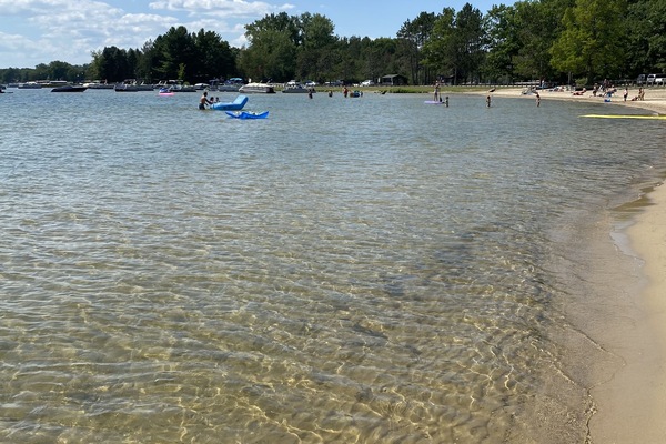 Playa en los alrededores y toallas de playa