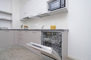 Fridge, microwave, stovetop, dishwasher